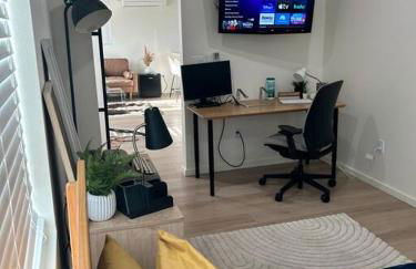 Serene Modern Home Backdoor with great WiFi, games, movies, patio seating and bbq Easy Access to North Joshua Tree National Park in 10 minutes - Foto 31