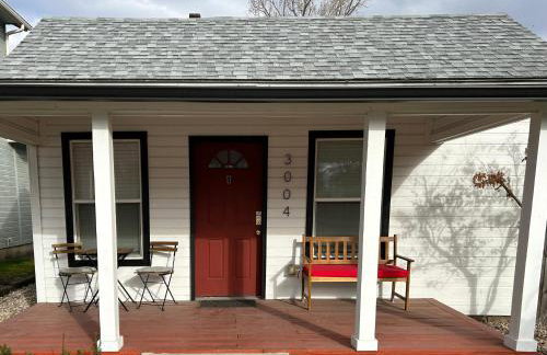 Red Bench Cottage Ideal location near parks, trails, skiing, hiking, biking, shopping extended stays welcome - Photo 2