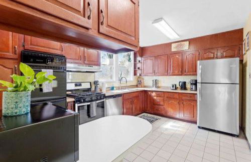 AC 6BR 2BA Quiet Retreat Central Location - Foto 26