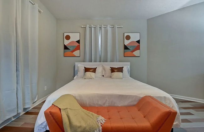 Spacious 6BR/3BA House w/ Parking! Sleeps 20! - Foto 2