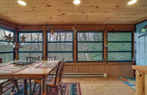 Deck and Forest Views Secluded Cresco Cabin! - Foto 8