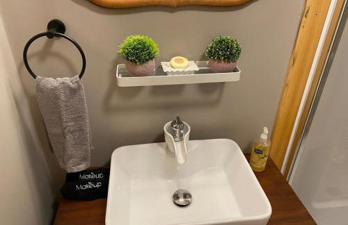 Cabin in the woods with fire pit and porch - Foto 11