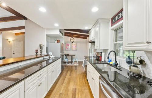 Hill Country Getaway Near San Marcos River home - Photo 16