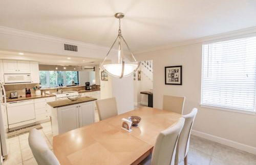 1205 PD Experience Coastal Charm in this Townhome - Foto 13