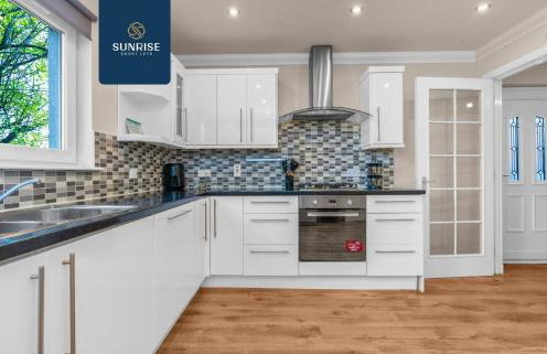 Muirton House 2 - INVOICE and REDUCED PRICE only via SUNRISE SHORT LETS DUNDEE, SLEEPS 8 has 4 Twin Bedrooms with 4 Car Parking, 2 Baths, 5 Smart TV, Fully Equipped, Garden, Free WiFi, and ONLY 9 Mins to STANNERGATE Ports - Foto 29