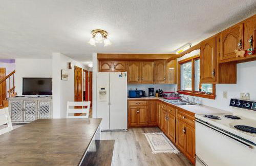 1 Mi to Dtwn Nantucket! Family Getaway with Deck - Photo 10