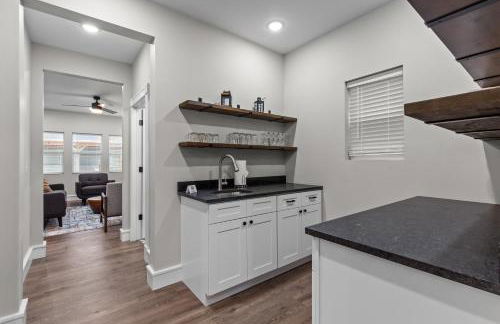 Uptown Elegant Escape | JZ Vacation Rentals - Foto 21