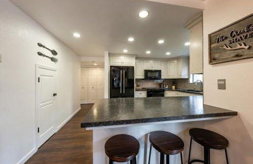 Creekside Cabin - Pup-Friendly with AC - Foto 18