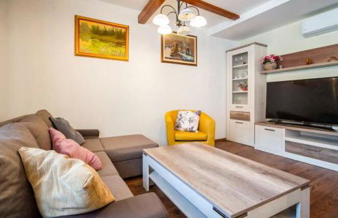 2 Bedroom Amazing Apartment In Veli Brgud - Photo 2