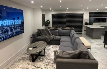 Large Luxury 5BDR Home 2 Bath and Free Parking - Foto 9