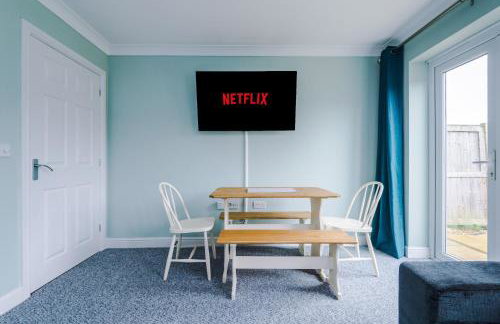 Relaxing 3 Bedroom Chester Home with garden - Photo 5