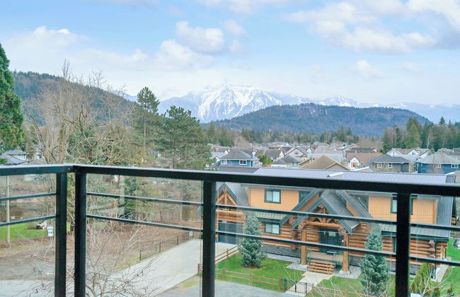 3BR Lakeside Penthouse Retreat - Photo 22