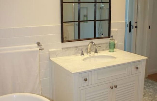 Hampton on Apollo - Ocean Mountain View Creekside Retreat Pet Friendly Free EV Charger Fireplace Wood Supplied During Winter - Photo 15