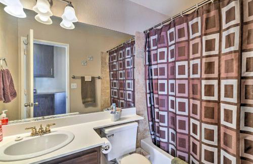 Sleek Vegas Home with Private Pool, Game Room! - Foto 17