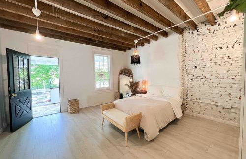 Queen Bed, Luxury Studio with Balcony - Photo 12