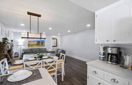 KING BED/Fresh Home/Seperate Big Screen Rooms/Park - Photo 25