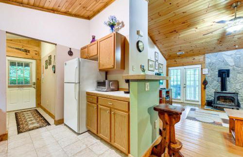 Serene Maggie Valley Retreat with Deck and Hot Tub! - Foto 9