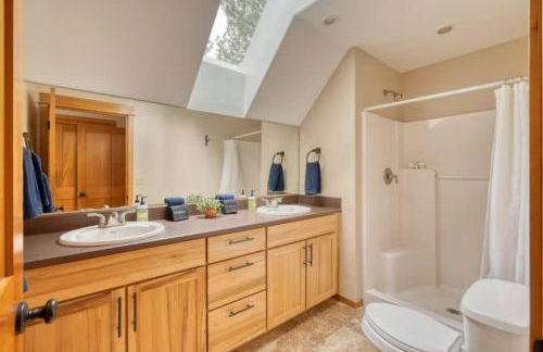 Spring Home 6 - Cozy 4BR Cabin in Black Butte Ranch w Fireplace - Foto 33