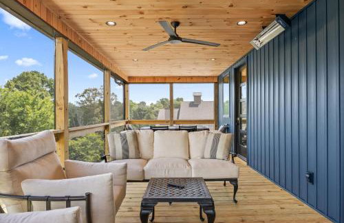 NEW Spacious Clarkson Getaway w Games & Yard - Foto 11