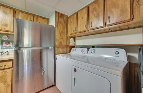 Rose City Cabin with Fire Pit and Lake Access - Foto 8