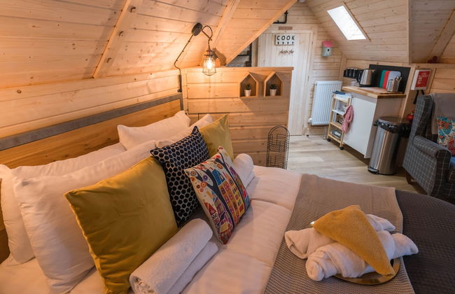 1-bed Cabin, 2 Adults, Outdoor Bath & Wood Burner - Photo 2