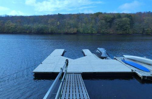 Modern Chalet with Hot Tub and Lake Access - Foto 21