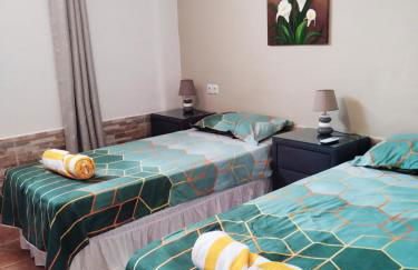 Serene mountain views Spacious garden and sole use of the 10x5m pool - Foto 26