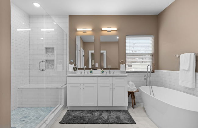 Bright Urban Comfort | JZ Vacation Rentals - Photo 35