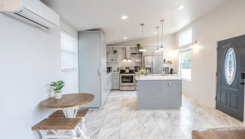 Serene Hill Country Home w/ Romantic Garden Escape - Foto 2, stove, minibar