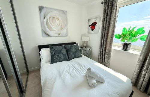 Luxury Waterfront Apartment With Panoramic View - Photo 6