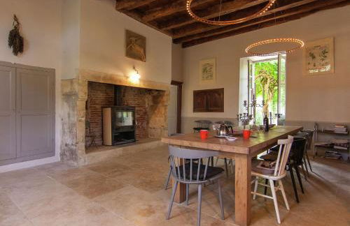 Historic Mansion by River Cénevières - Foto 17