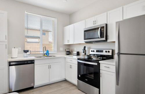 Elegant Two Bedroom Apartment with Free Parking and Plush Beds - Foto 9