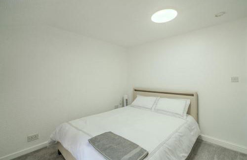 Modern 4-Bed Retreat in Prestwich, Perfect for Weekend Getaways - Foto 4