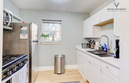 The Moose #7 - Instaworthy Studio with Amazing Views, Free Parking & Heated King Bed - Foto 13