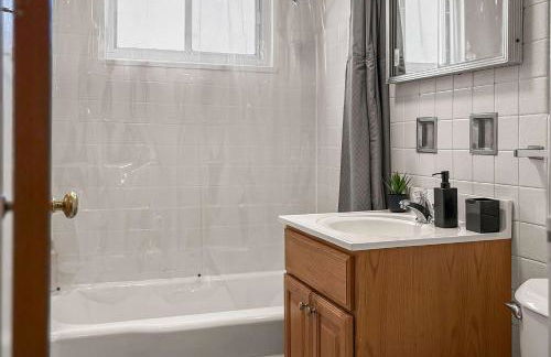 Chic City Retreat 1BR Unit - Church A2 - Foto 19