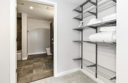 Comfy 2BR Oasis with Scenic Rooftop & Gym - Foto 53
