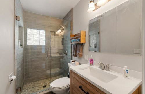 Cozy 3BR Cabin With Hot Tub on Nippersink Creek - Photo 49