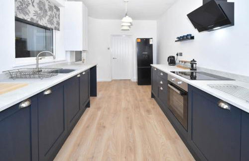 Elm House by YourStays - Lovely home in Cheshire, quiet residential street - Photo 2