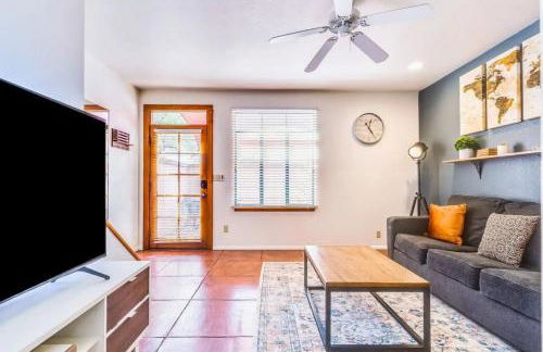 2BR Hideaway with Patio Springtime in Downtown - Foto 27