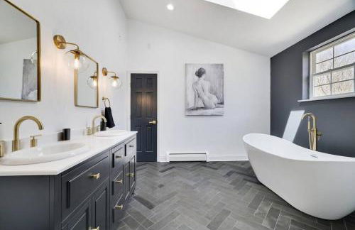 Luxe Lrg Pocono House for 18 Hot Tub/Gameroom/Pool - Foto 39