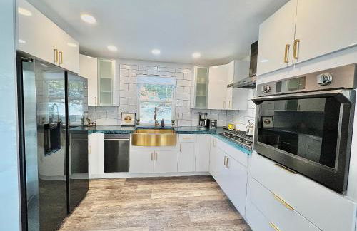 Luxury 4 bedroom 2 bath Lake Views - Photo 22