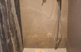 L-Suites - Photo 59