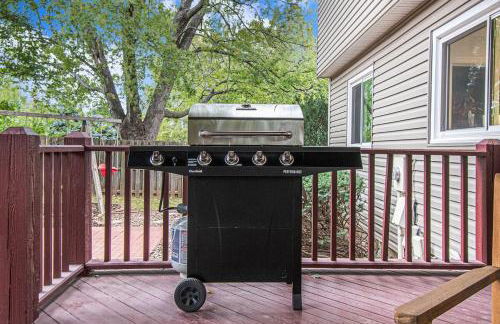 Cozy & Elegant Gem Fenced Yard BBQ & Games - Foto 43