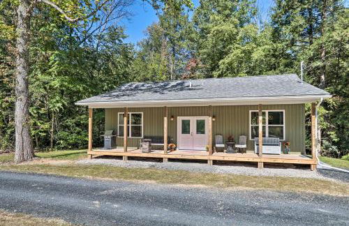 16 Mi to Ski Slopes! Creekside Poconos Cottage - Foto 23