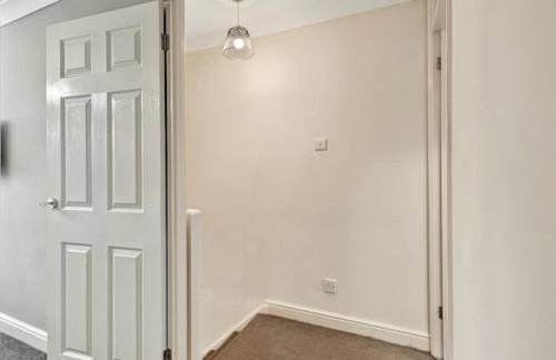 Modern Terraced House with Private Garden, Near Airport & MET Office - Foto 12