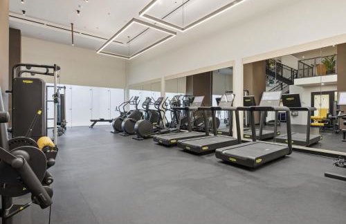 Upscale Downtown Condo Pool Gym & Skyline Views - Foto 73