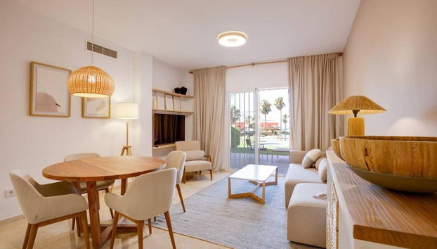 No10 - Beachfront Estepona close to port, 2 bedroom, 2 bathroom, sleeps 5 - Foto 2, Imagen principal