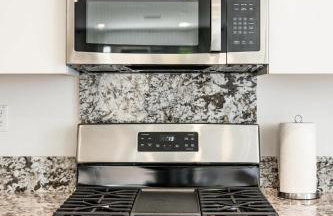 Spacious 5BR Getaway w Game Room & Modern Comfort - Photo 20