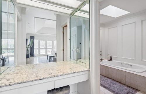 Stunning Waterfront Mansion with Pool and Hottub - Foto 53