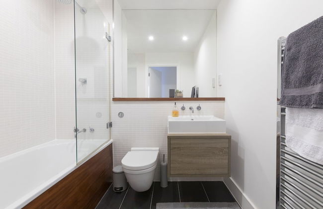 Luxury 2-bed Flat, Parking and Close to the Tube - Photo 21